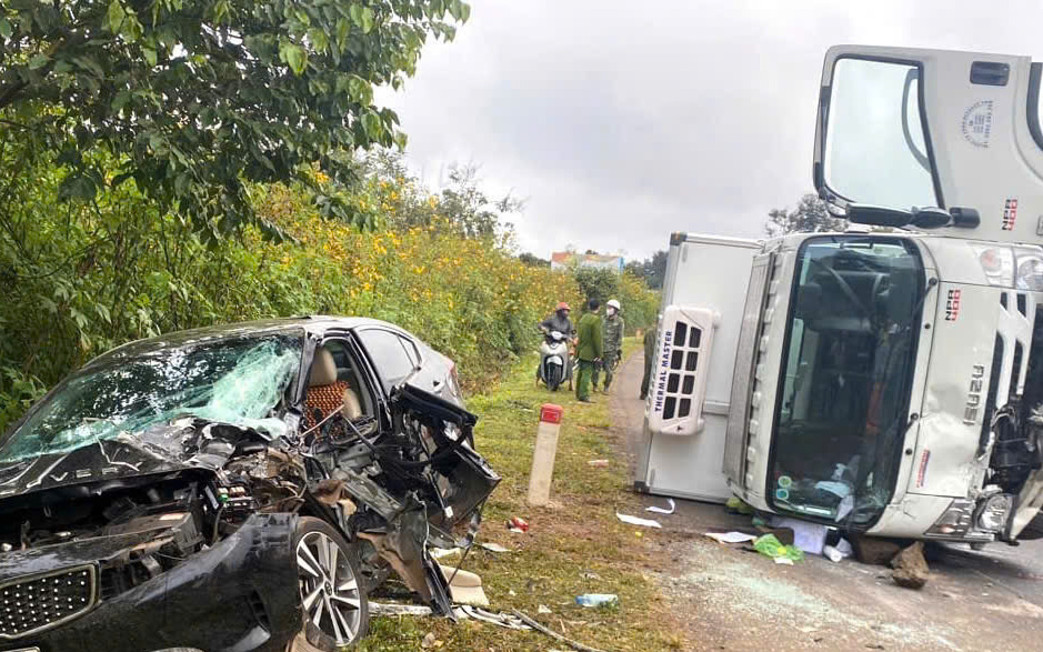 Hai xe khách húc nhau trên quốc lộ 14, 1 người chết, 2 người bị thương - Ảnh 3.
