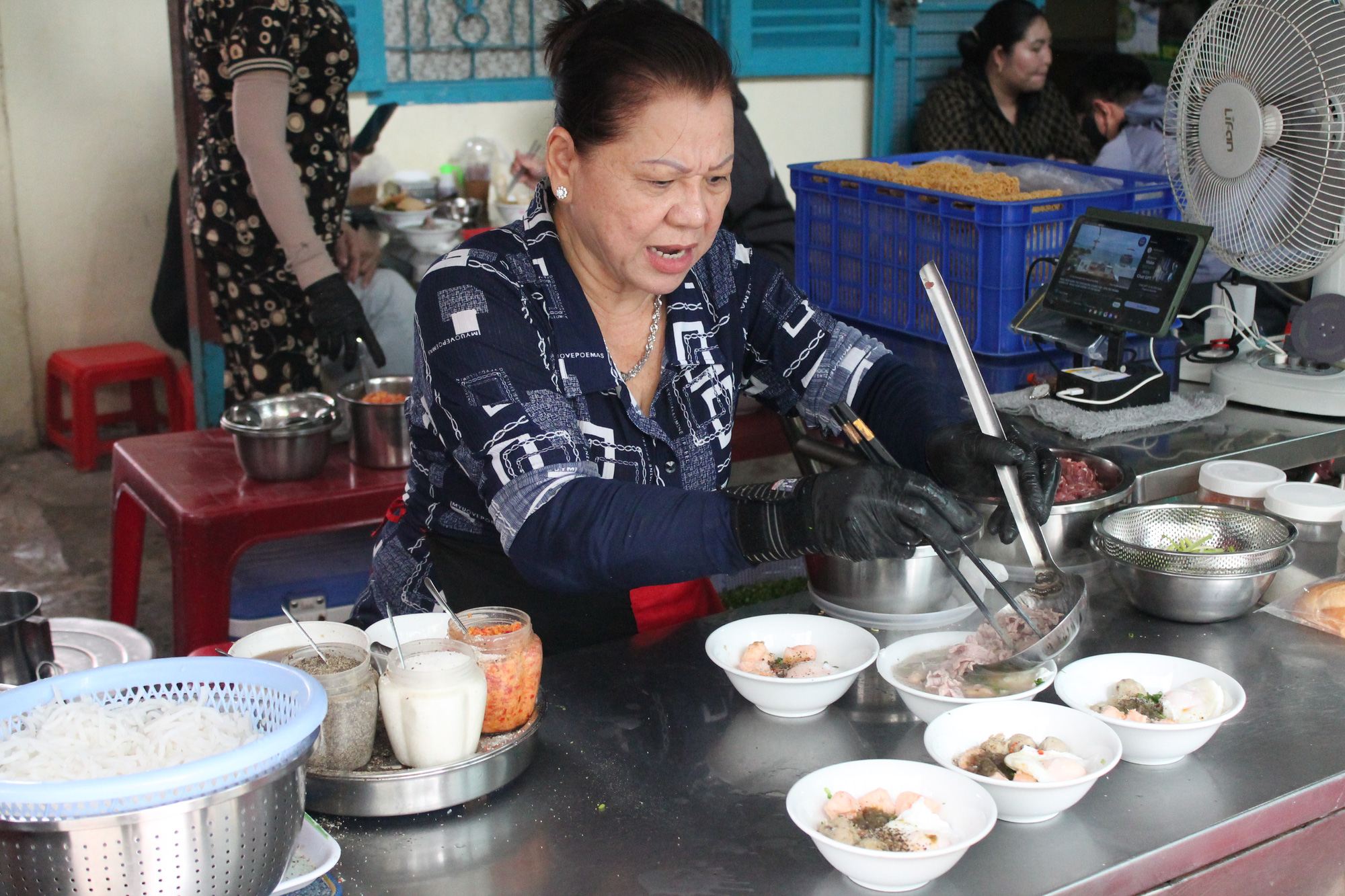 Bún chửi cô Huyền, vừa đắt vừa ồn nhưng quanh năm vẫn đông khách - Ảnh 1.