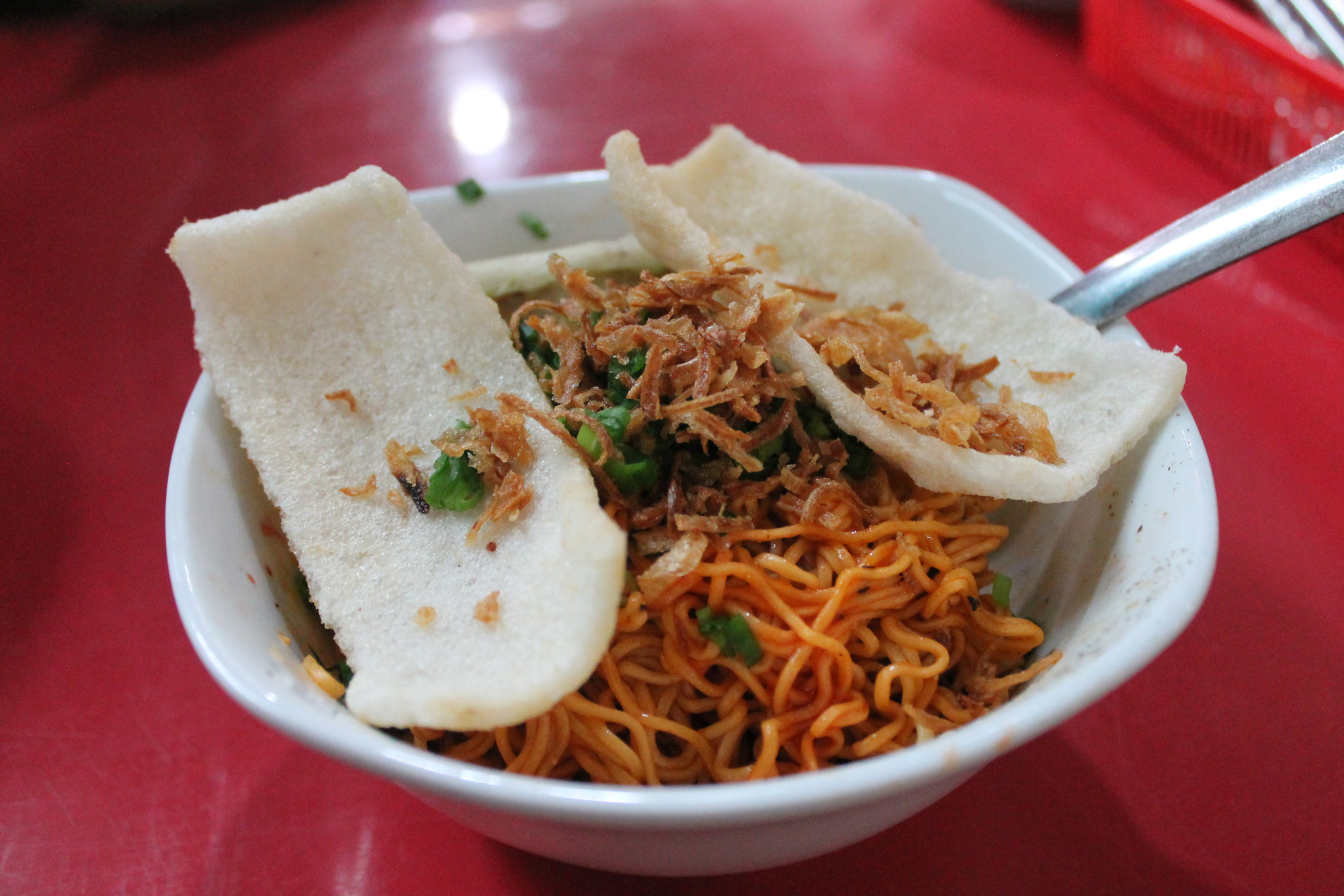 Bun cussed ນາງ Huyen, ມີຊື່ສຽງຢູ່ນະຄອນໂຮ່ຈິມິນ - ຮູບພາບ 2. Bún chửi cô Huyền, vừa đắt vừa ồn nhưng quanh năm vẫn đông khách - Ảnh 2.