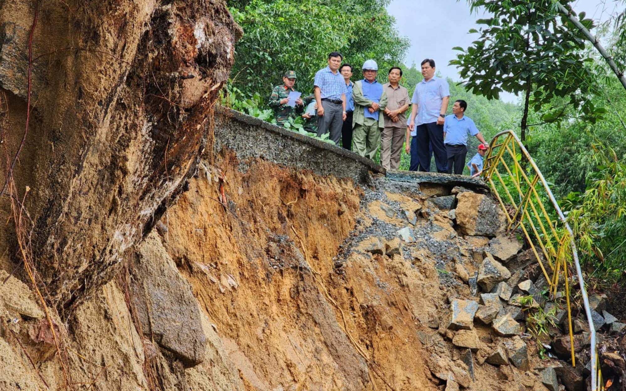Mưa liên tục cả tháng, người dân Quảng Ngãi ở sông Trà câu 4 lần chay lũ - Ảnh 4.