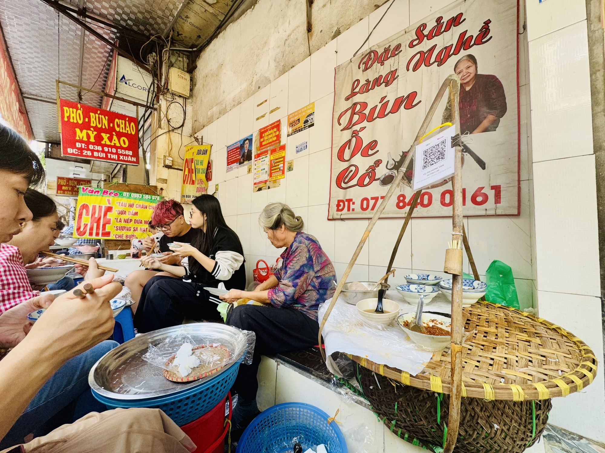 একজন সাইগোনিজ আছেন যিনি হ্যানয়ের ঠান্ডা শামুক নুডল স্যুপেও আসক্ত - ছবি ৩। Có một người Sài Gòn cũng ghiền bún ốc nguội Hà Nội - Ảnh 3.