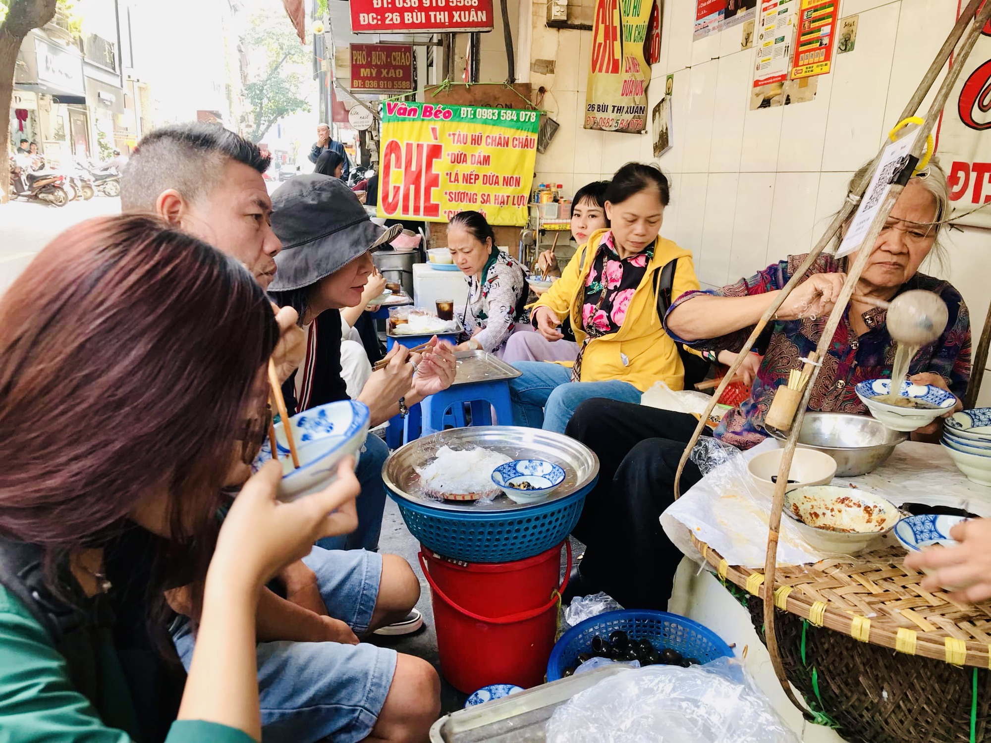 একজন সাইগোনিজ আছেন যিনি হ্যানয়ের ঠান্ডা শামুক নুডল স্যুপেও আসক্ত - ছবি ২। Có một người Sài Gòn cũng ghiền bún ốc nguội Hà Nội - Ảnh 2.