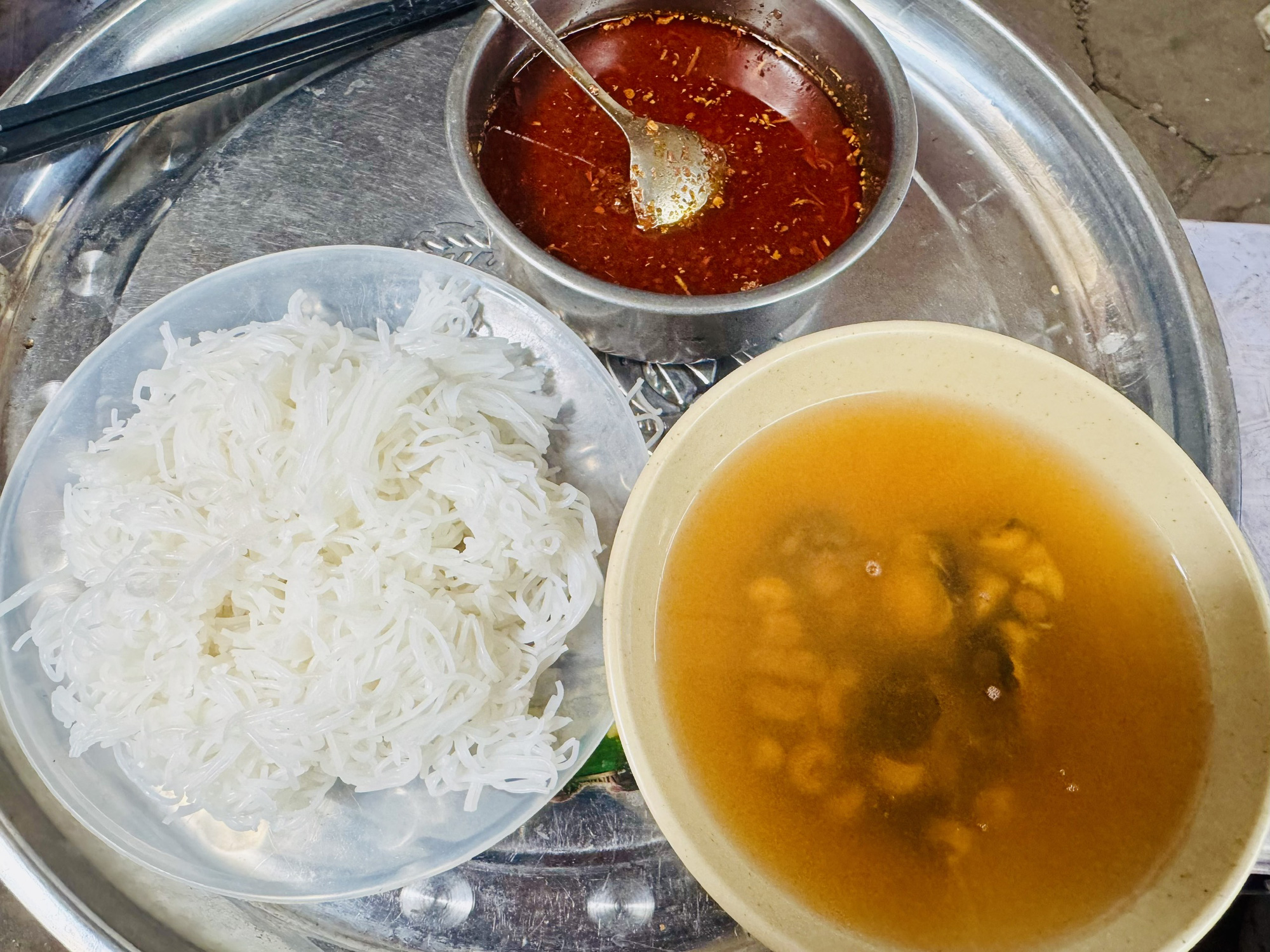 একজন সাইগোনিজ আছেন যিনি হ্যানয়ের ঠান্ডা শামুক নুডল স্যুপেও আসক্ত - ছবি ৬। Có một người Sài Gòn cũng ghiền bún ốc nguội Hà Nội - Ảnh 6.