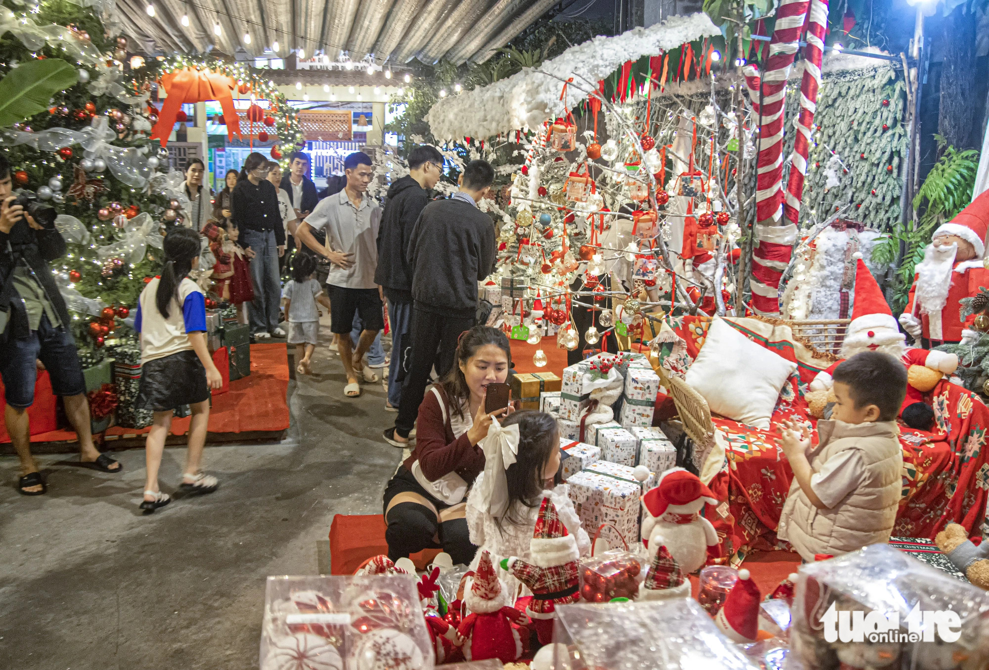 Đà Nẵng đón Noel sớm: Quán cà phê, vòng quay ngựa gỗ đắt khách - Ảnh 4.