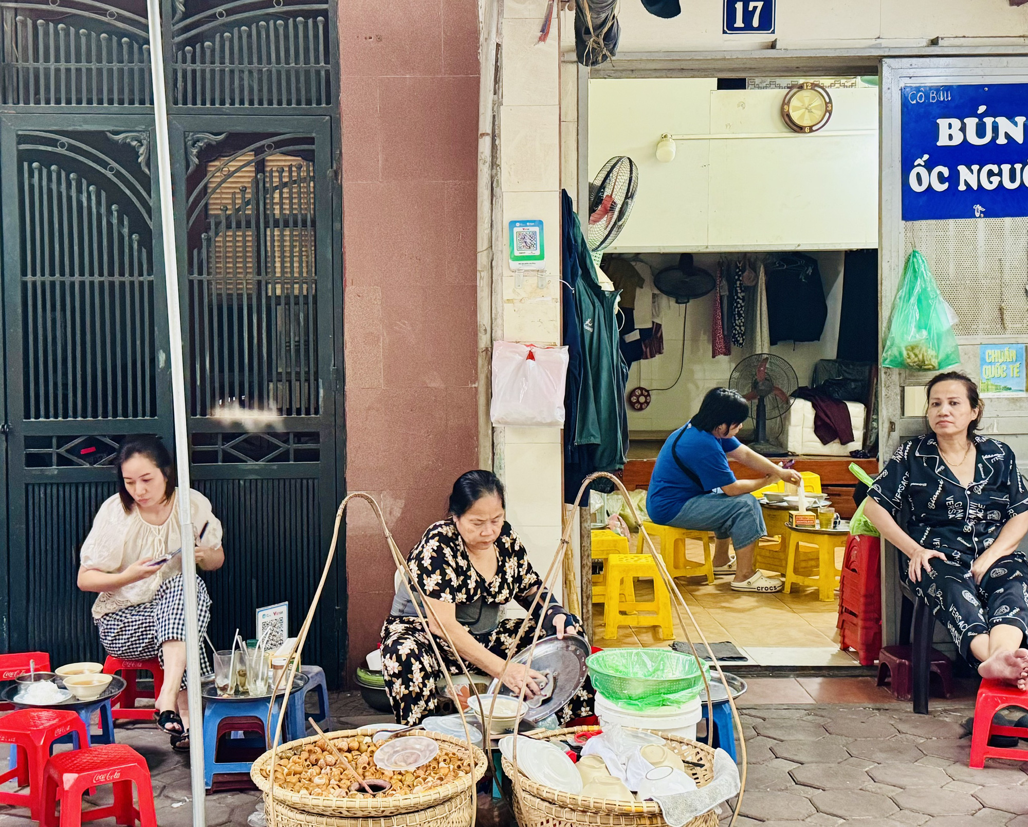 একজন সাইগোনিজ আছেন যিনি হ্যানয়ের ঠান্ডা শামুক নুডল স্যুপেও আসক্ত - ছবি ৪। Có một người Sài Gòn cũng ghiền bún ốc nguội Hà Nội - Ảnh 4.