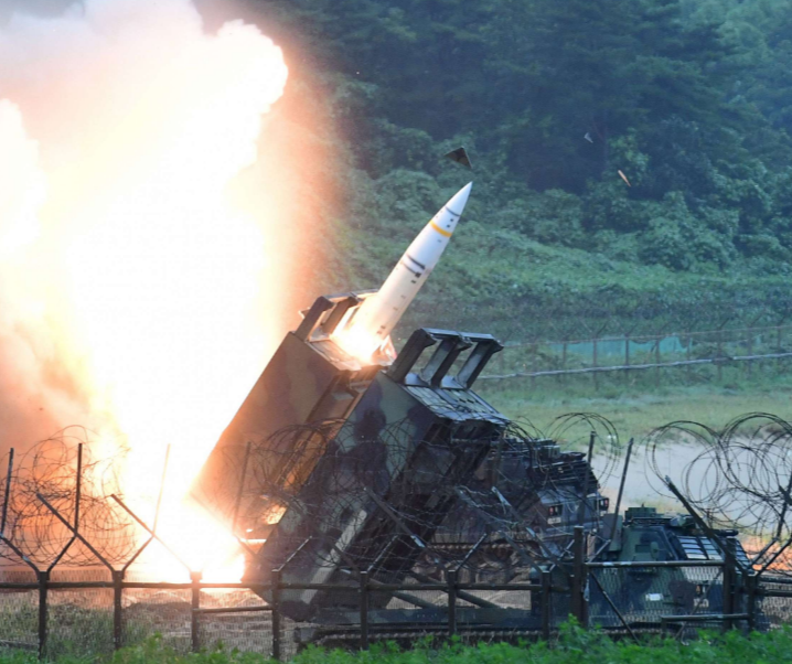 Ukraine phóng tên lửa ATACMS mang bom chùm vào sân bay gần vùng Kursk - Ảnh 1.