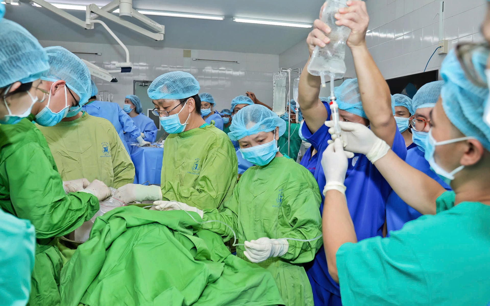 Chàng trai 20 tuổi hiến tạng, hai bệnh viện ‘thần tốc’ lấy - ghép tạng cứu người - Ảnh 2.