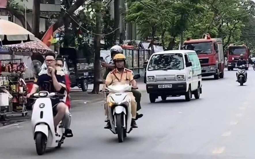 Ông chú vừa nghe điện thoại vừa... tông thẳng vào ô tô - Ảnh 3.