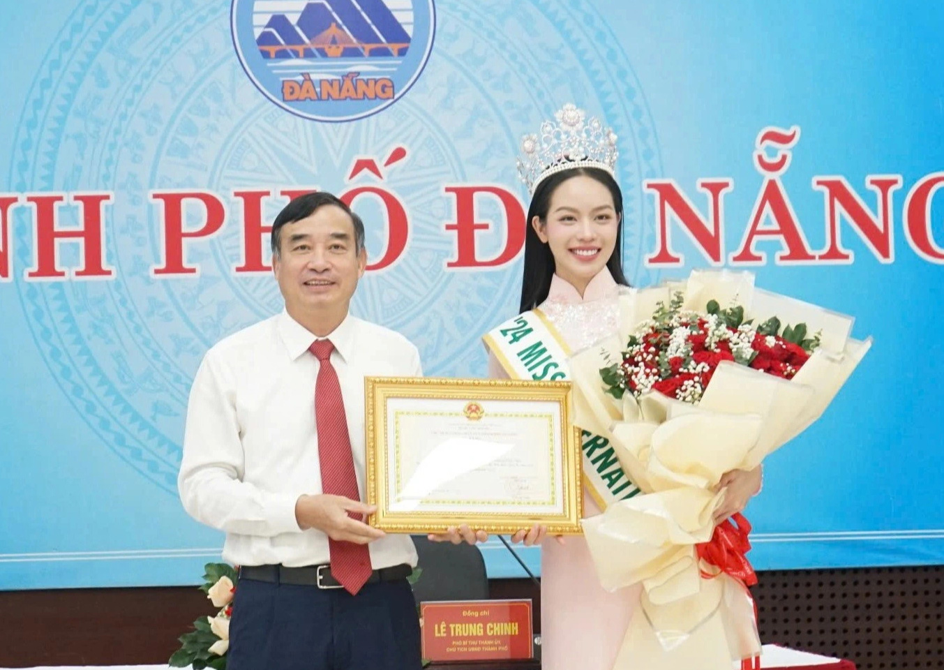 Hoa hậu Quốc tế Thanh Thủy nhận học bổng thạc sĩ toàn phần, được chủ tịch Đà Nẵng tặng bằng khen - Ảnh 1.