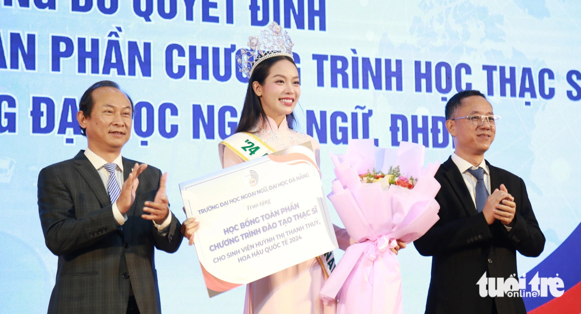 Hoa hậu Quốc tế Thanh Thủy nhận học bổng thạc sĩ toàn phần, được chủ tịch Đà Nẵng tặng bằng khen - Ảnh 2.