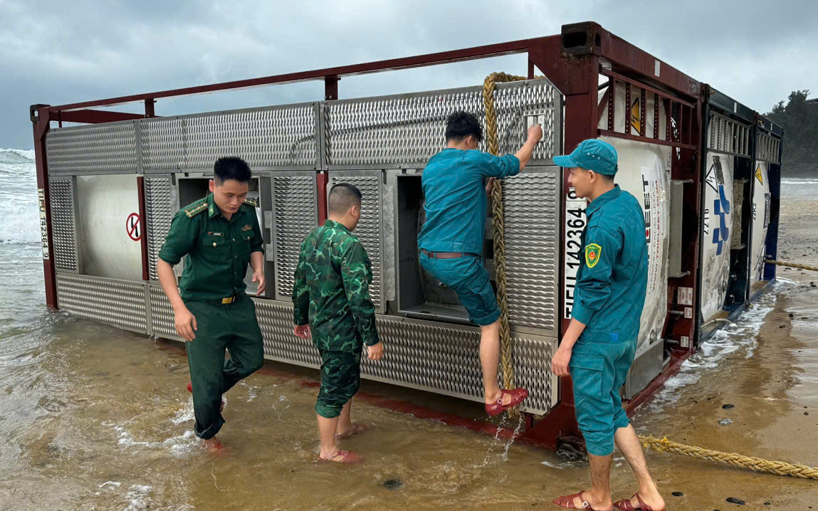 Vật thể lạ có dòng chữ China Buoy trôi dạt vào bờ biển Quảng Ngãi - Ảnh 4.