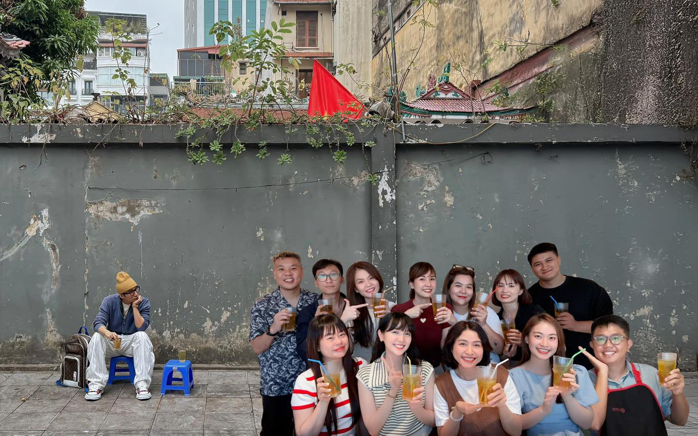 Ảnh vui 29-11: Chú mèo nằm êm trên... nệm lông chó - Ảnh 8.