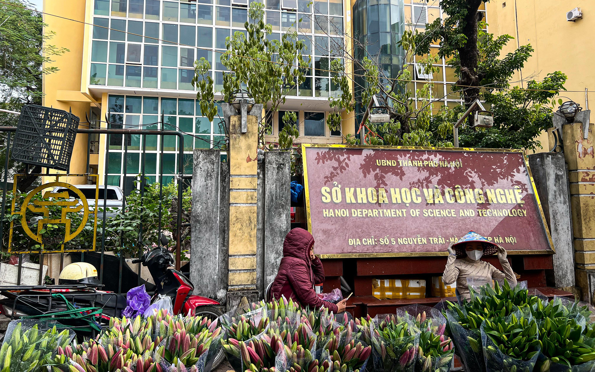 Chủ tịch Hà Nội chỉ đạo kiểm tra loạt trụ sở công bỏ hoang nhiều năm ngay giữa Hà Nội - Ảnh 3.