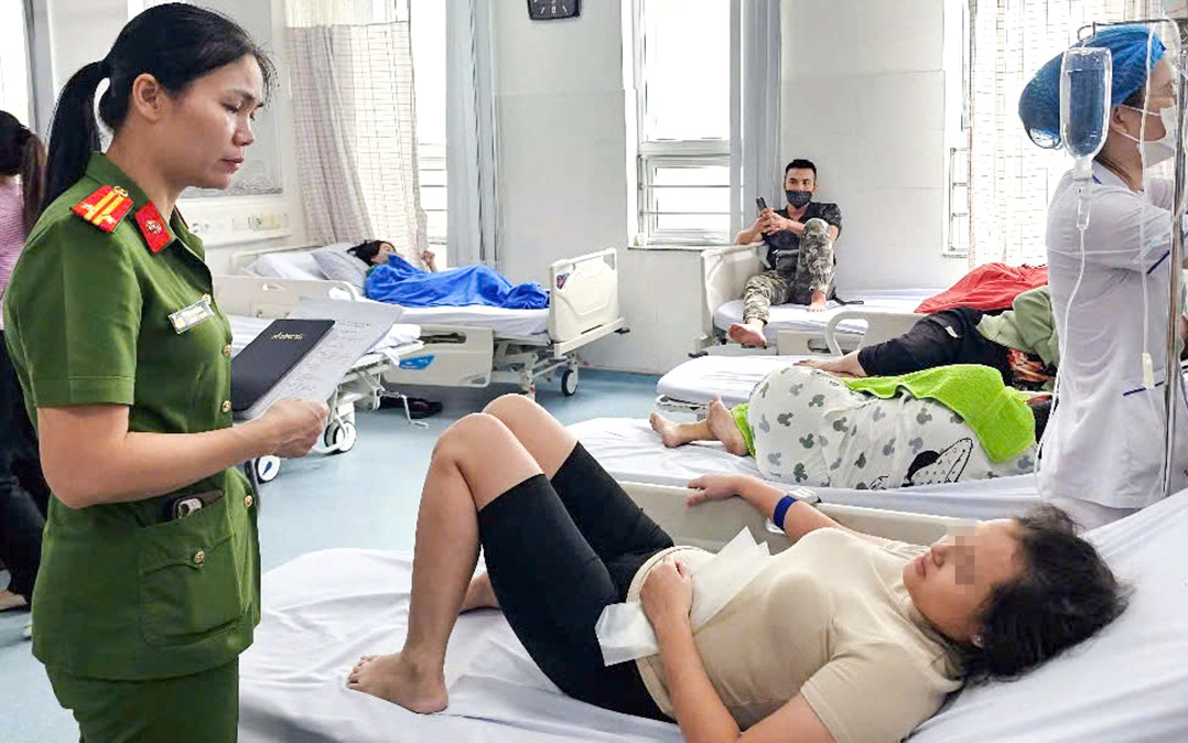 Hàng chục công nhân ở hai công ty nhập viện sau bữa ăn trưa - Ảnh 2.