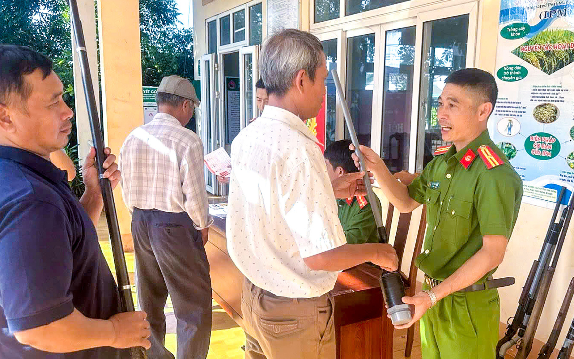 Hai bị cáo lãnh 6 năm tù vì buôn bán pháo nổ - Ảnh 3.