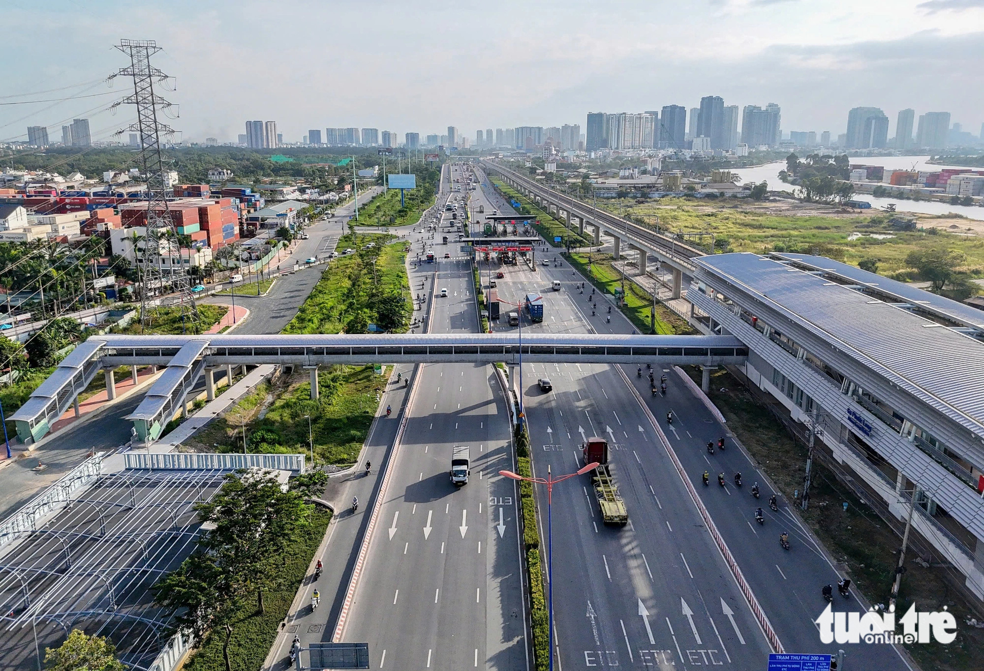 Dân đi bộ vào các ga metro số 1 sao cho an toàn?  - Ảnh 1.