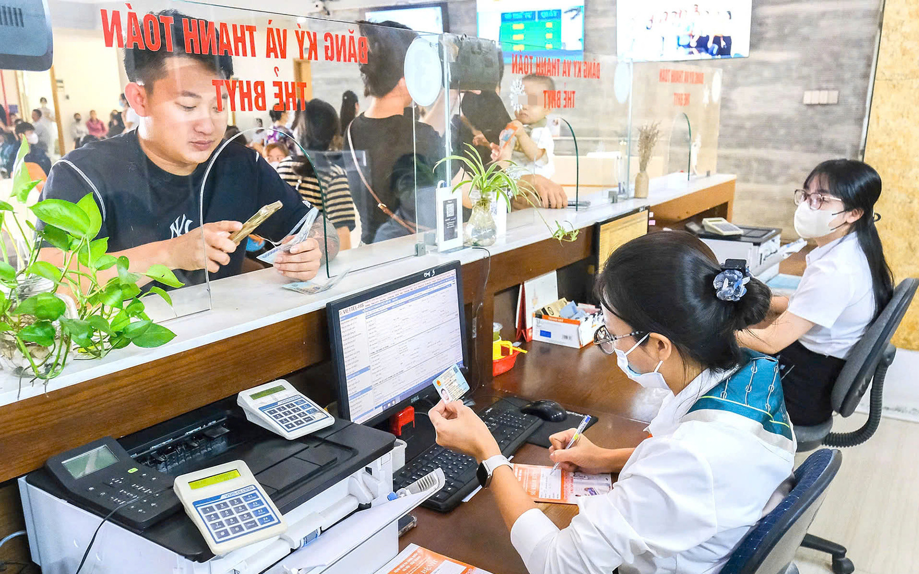 Thứ trưởng Đỗ Xuân Tuyên: Người bị bệnh ung thư, sao còn bắt đi xin giấy chuyển viện? - Ảnh 2.