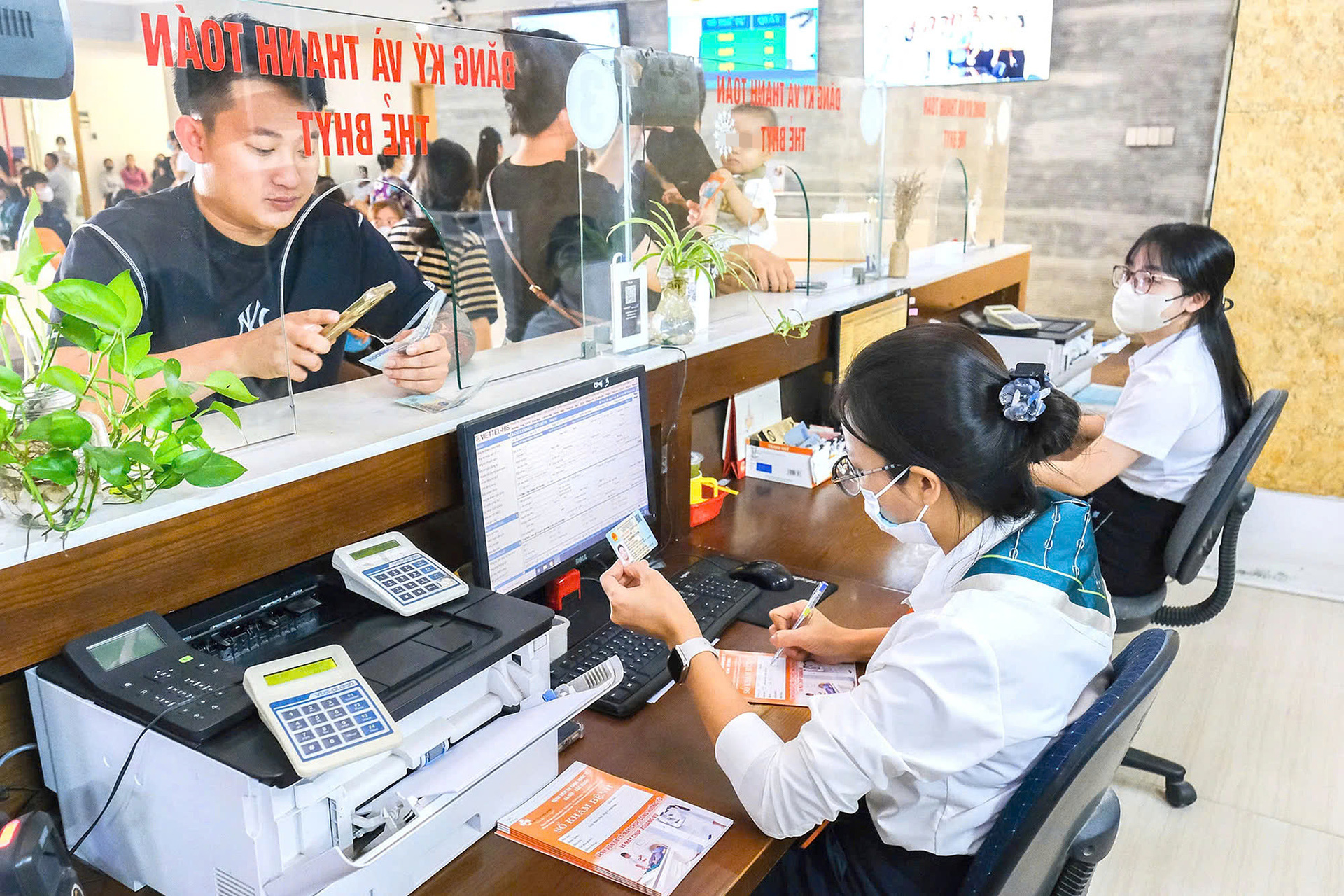 Người dân tỉnh này sang tỉnh khác khám chữa bệnh BHYT được thanh toán như đúng tuyến - Ảnh 1. Thay đổi nơi tạm trú, lưu trú thì khám chữa bệnh theo bảo hiểm y tế ra sao? - Ảnh 1.