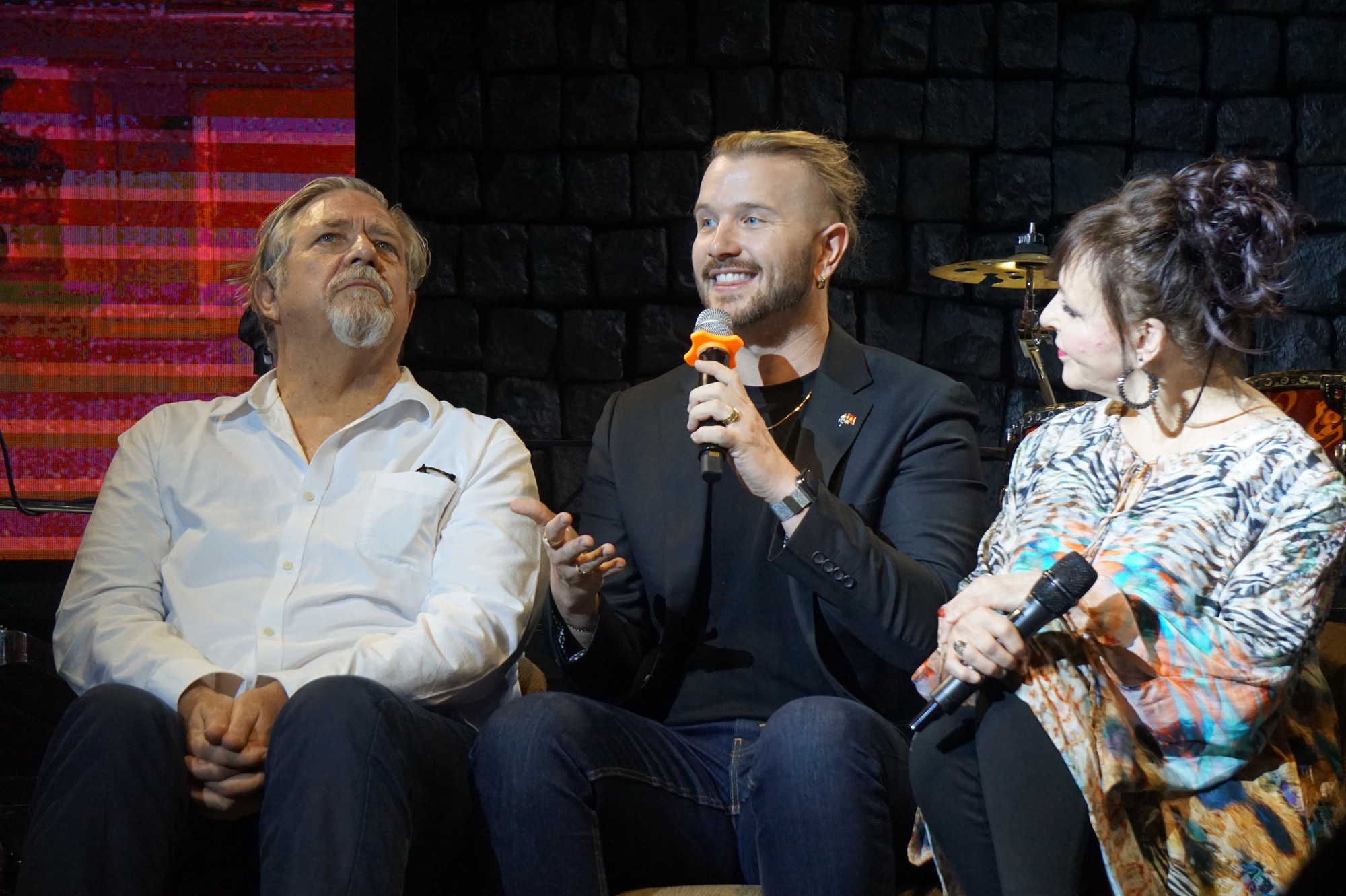 Під час викладання у В'єтнамі художник Філіп Кваст також просив студентів не користуватися мобільними телефонами – Фото 5. Đến Việt Nam giảng dạy, nghệ sĩ Philip Quast cũng yêu cầu học viên không sử dụng điện thoại   - Ảnh 2.