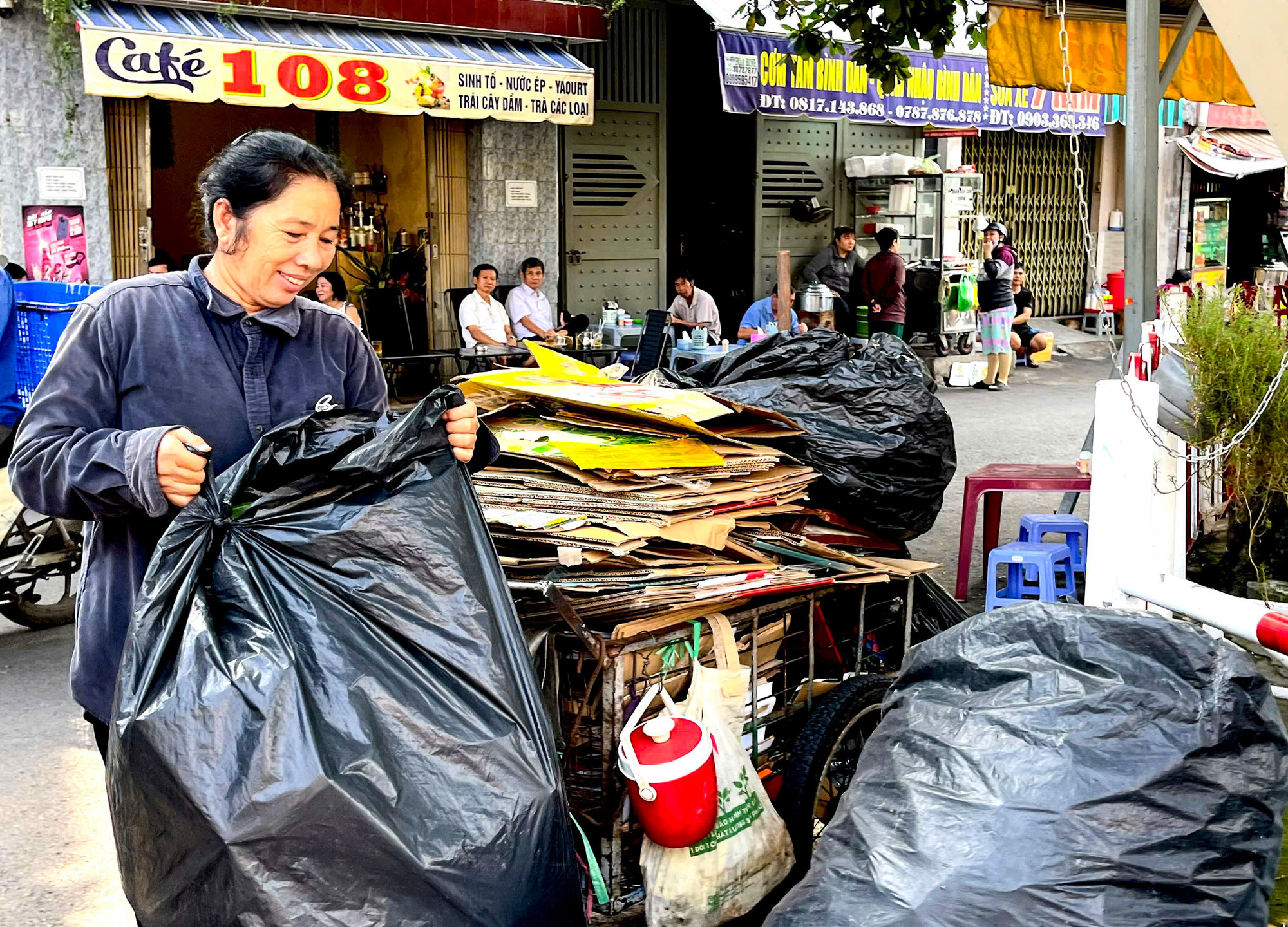 Nhịp sống bình dị ở xóm đường tàu giữa lòng TP.HCM - Ảnh 8.