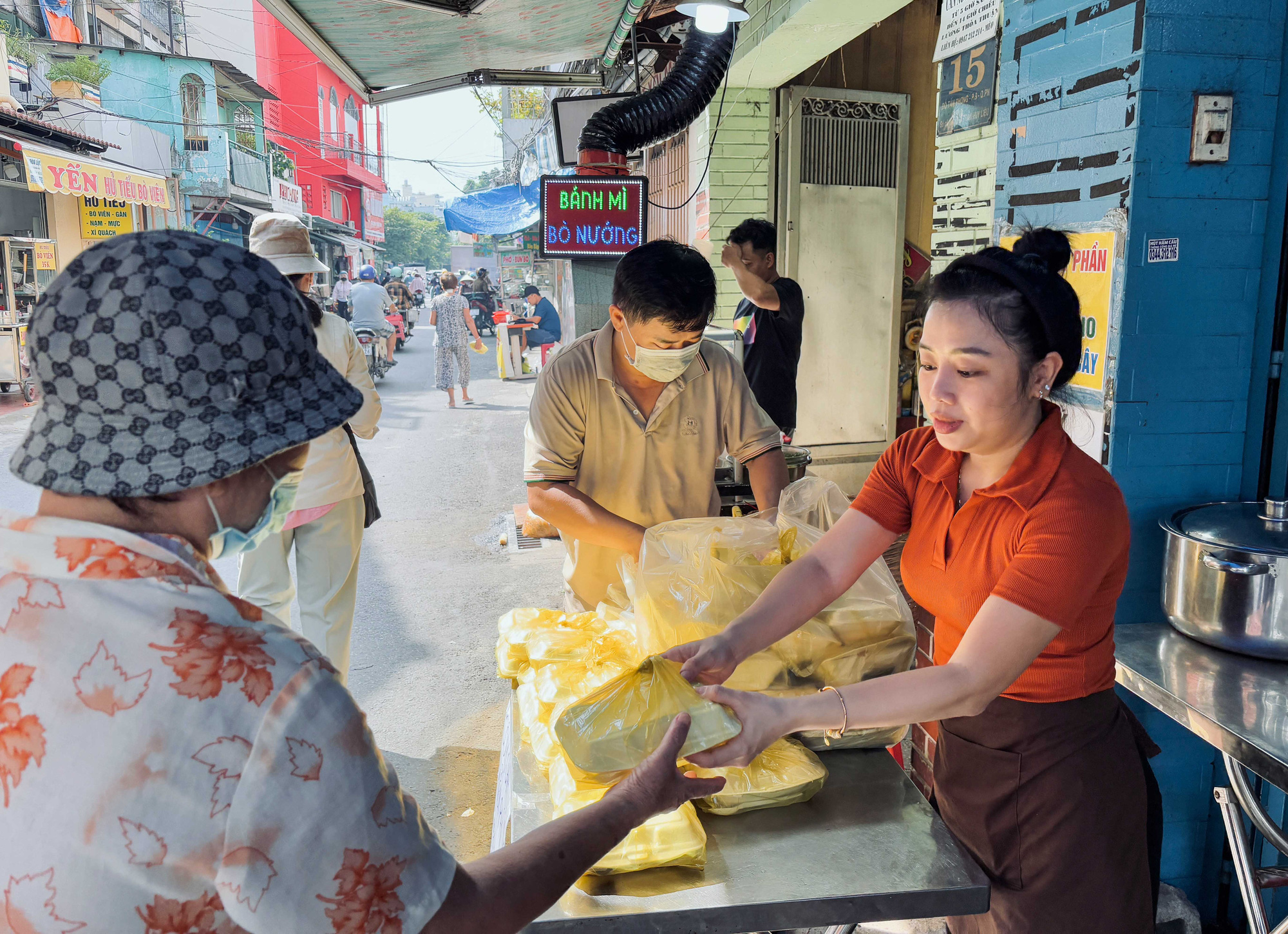 Nhịp sống bình dị ở xóm đường tàu giữa lòng TP.HCM - Ảnh 5.