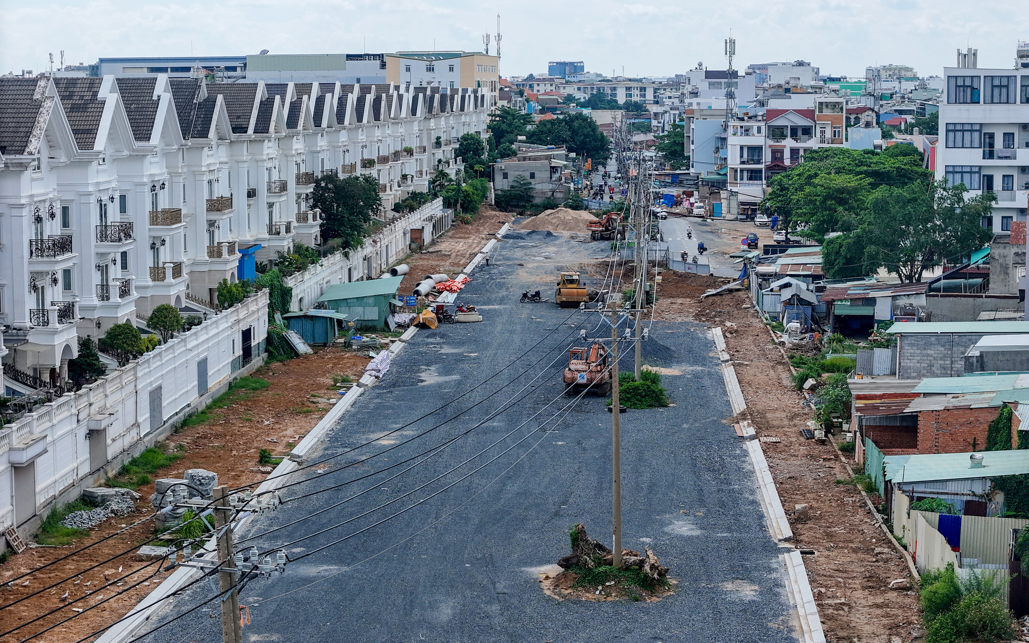 Cột điện giữa đường Dương Quảng Hàm vì sao chưa di dời? - Ảnh 6.