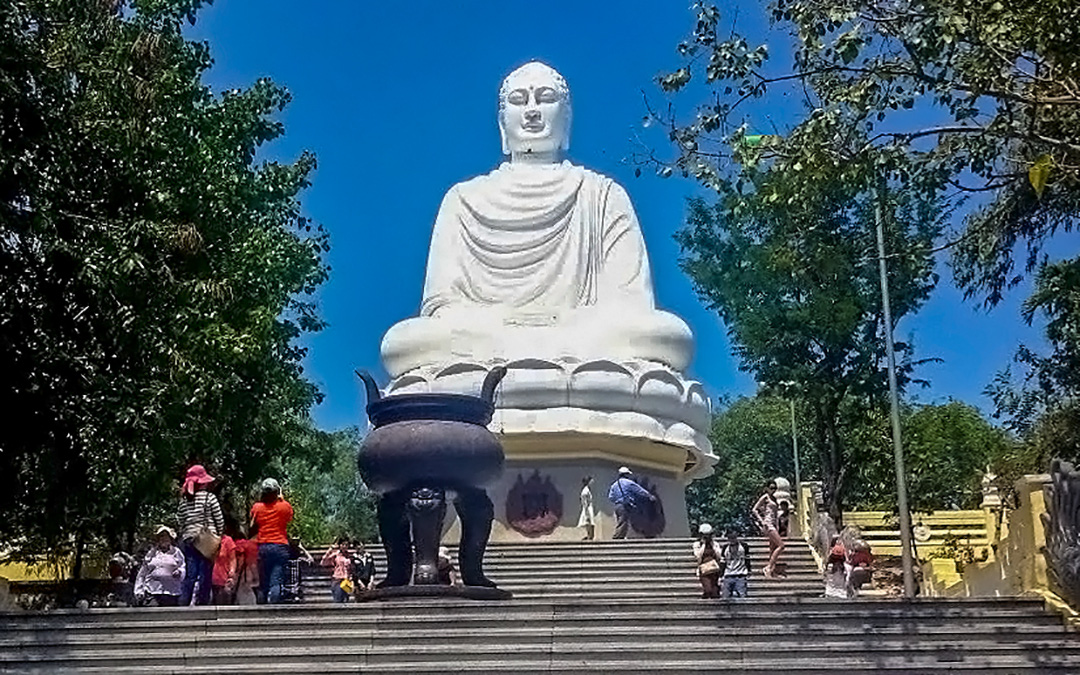 Giải tỏa dân rồi bỏ hoang đồi Phật trắng ở Nha Trang - Tuổi Trẻ Online