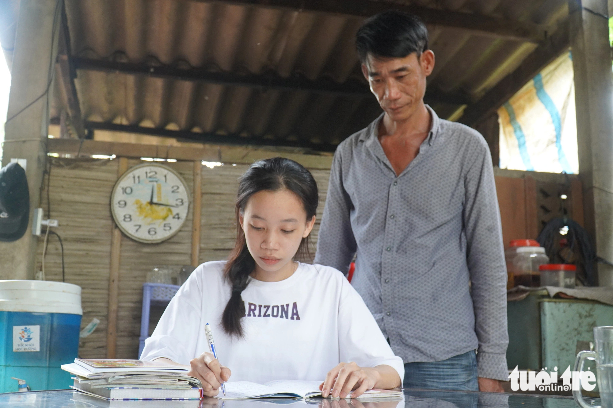 Con vào đại học, cha 'đơn thân' chạy xe khắp xóm coi có ai kêu mần việc không - Ảnh 2.