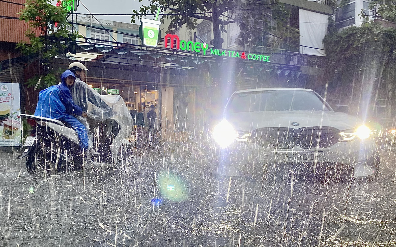 Nắng đẹp, người xe nườm nượp viếng chùa rộng nhất Đà Nẵng trên núi Sơn Trà - Ảnh 1.