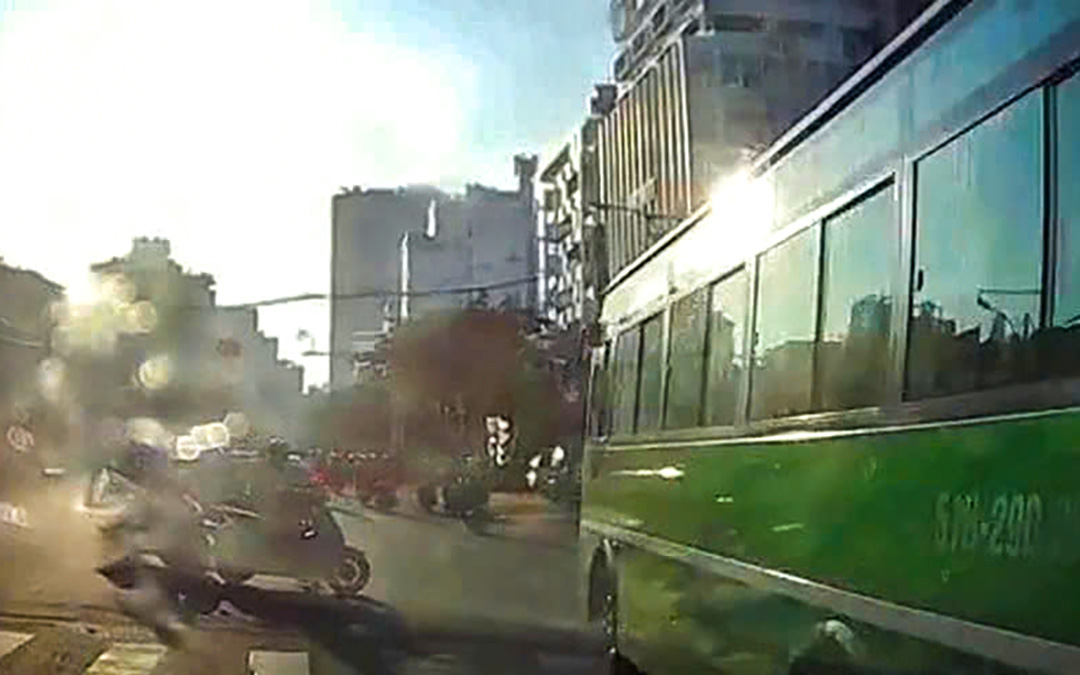Vượt đèn đỏ, lấn làn: Đừng để trăm người cùng sai - Ảnh 2.