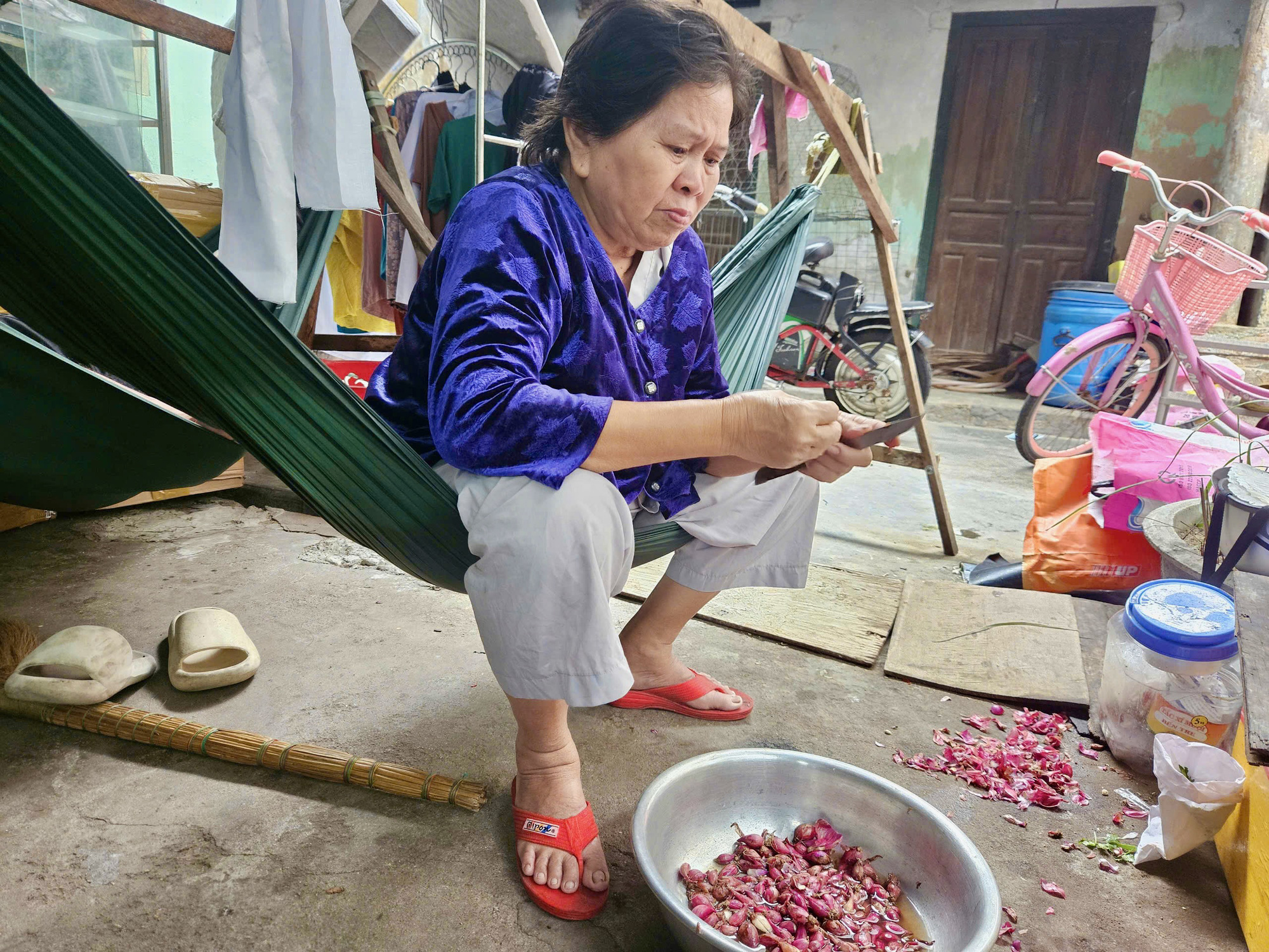 Cậu học sinh đi làm thêm để phụ bà nuôi mẹ bệnh tâm thần - Ảnh 3.