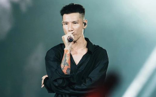 Đưa bệnh nhân liệt giường đến ngân hàng để rút tiền - Ảnh 1.