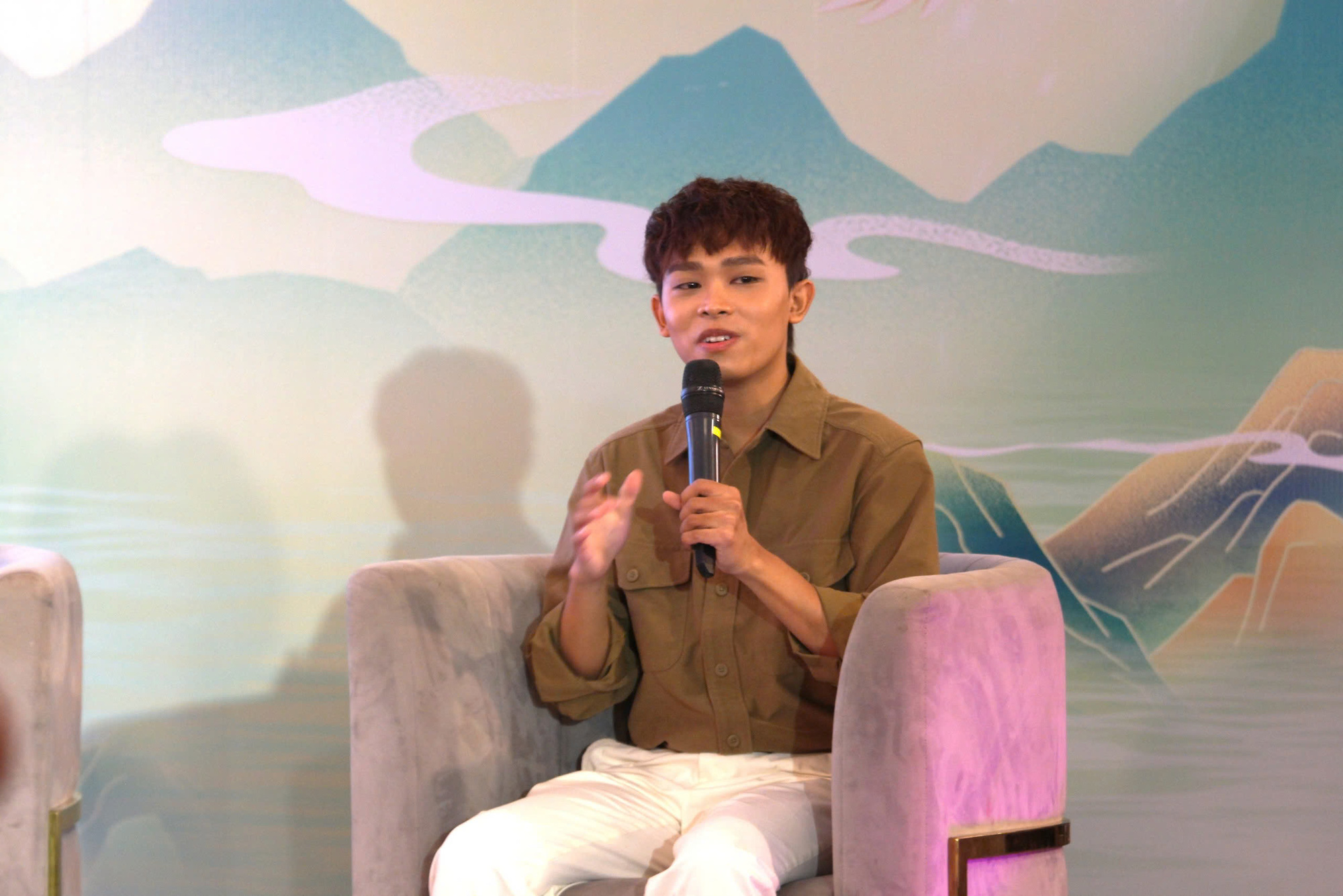 क्या नू क्विन अपने बालों को ऊपर बांधकर डीजे की तरह रिकॉर्ड बजाएगी? - फोटो 3. Như Quỳnh sẽ cột tóc cao, đánh đĩa như một DJ? - Ảnh 3.