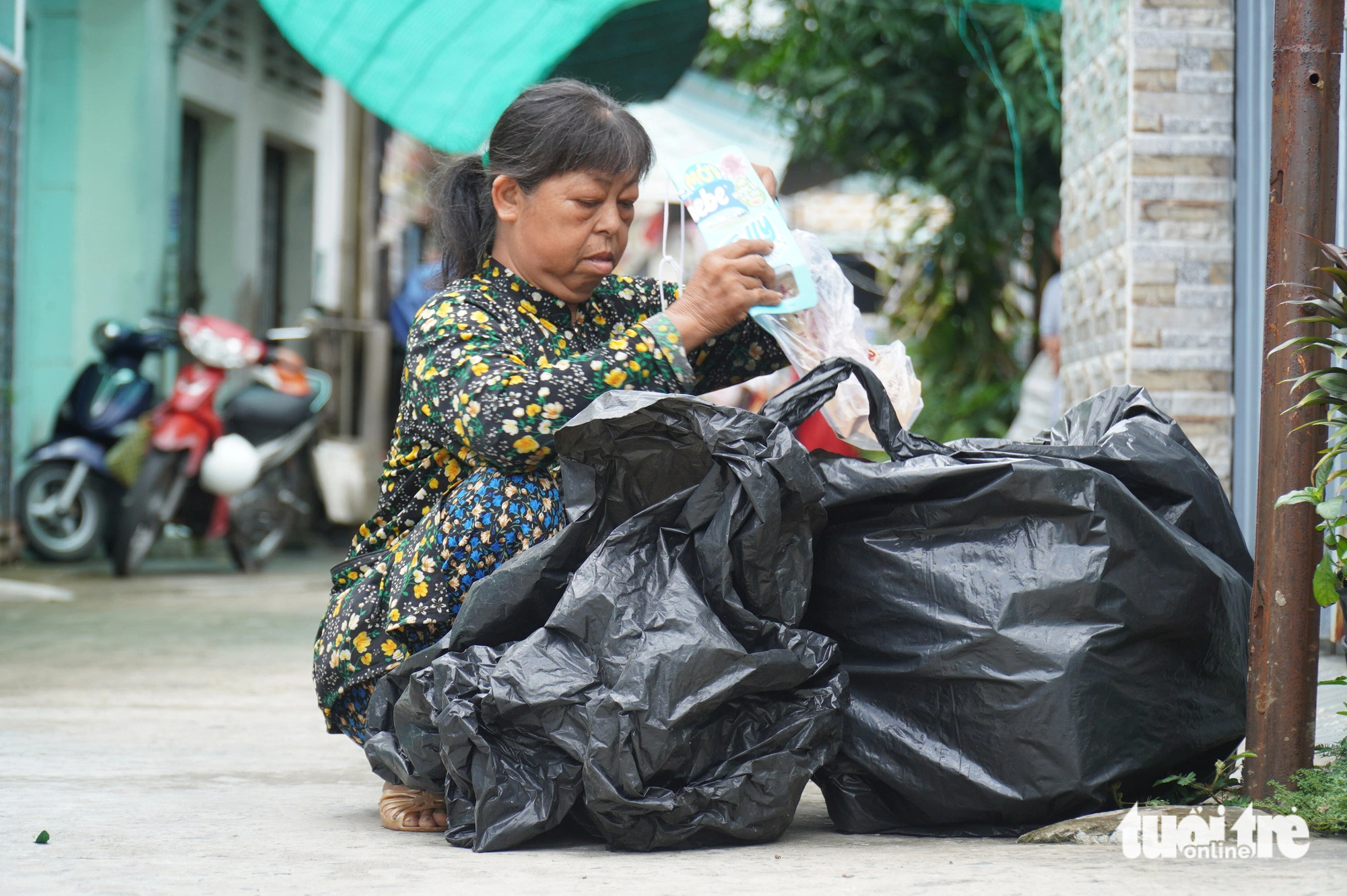 Mẹ - gánh ve chai và hai cử nhân tương lai - Ảnh 2.