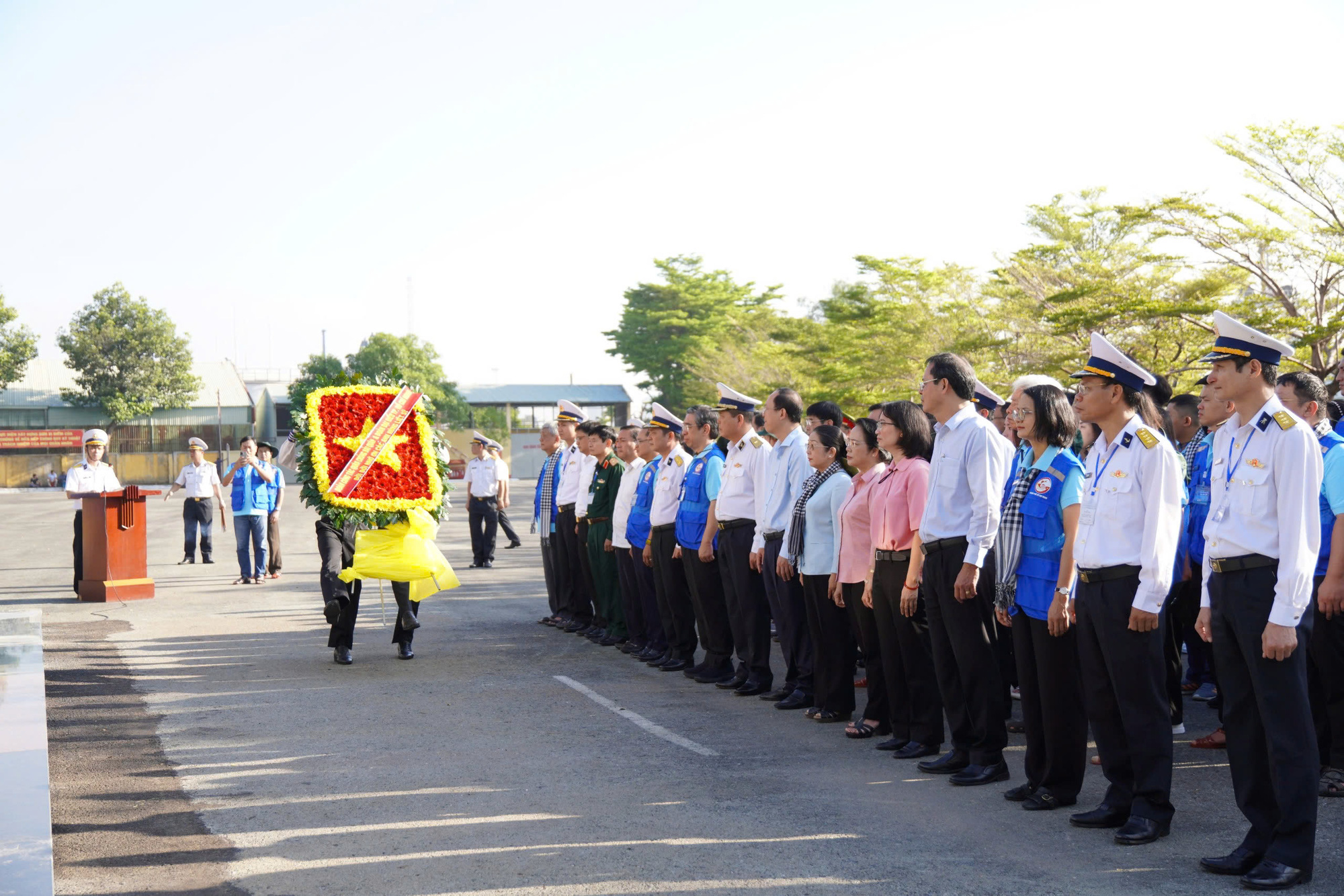 Đại biểu TP.HCM bắt đầu hành trình mang tình yêu đến biển đảo quê hương - Ảnh 2.