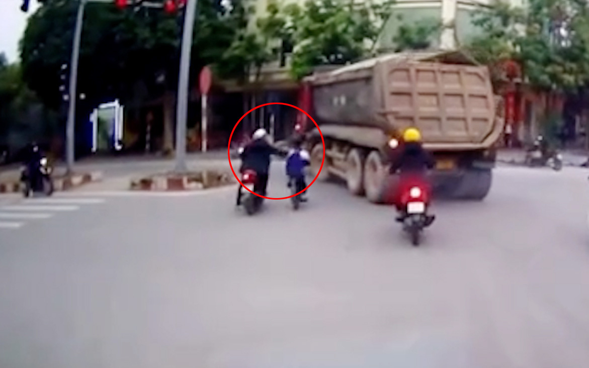 Thanh niên cứu em nhỏ đạp xe đi vào điểm mù xe tải: nhiều lần cứu người rơi vào tình huống tương tự - Ảnh 3.