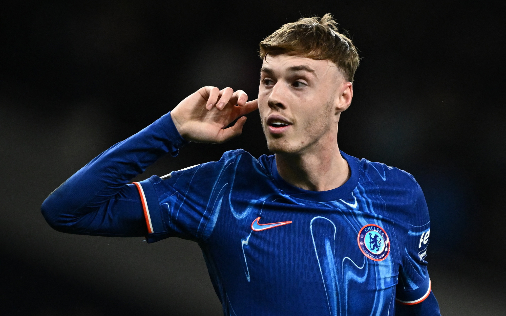 Cựu chân sút Ngoại hạng Anh Danny Hoesen hớt tóc kiếm sóng - Ảnh 3.