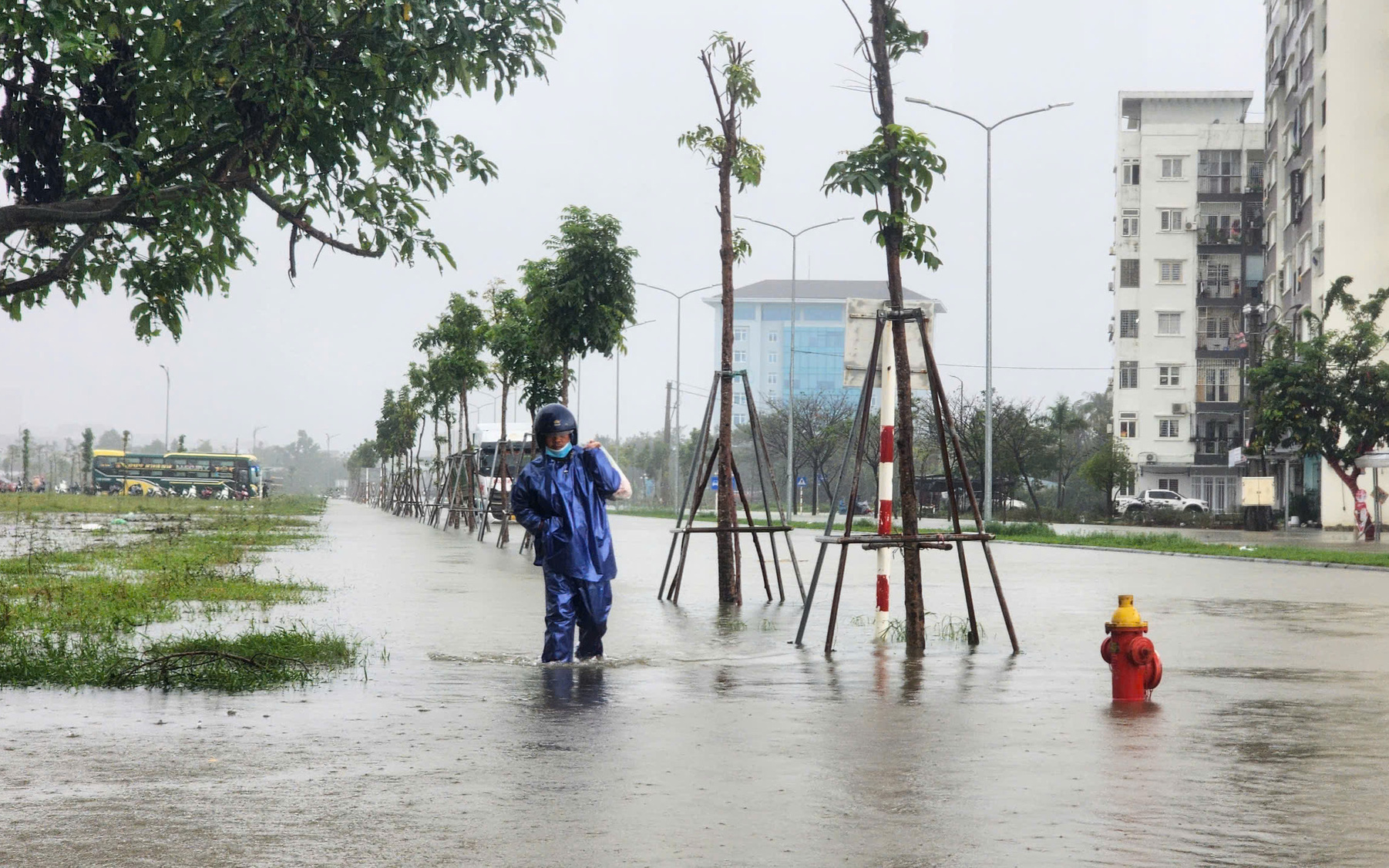 Đi trên xe công nông qua suối một người đàn ông bị nước cuốn trôi - Ảnh 2.