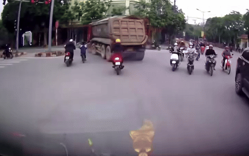 Giám đốc Công an tỉnh gửi thư khen thanh niên cứu em nhỏ khỏi điểm mù xe tải - Ảnh 2.