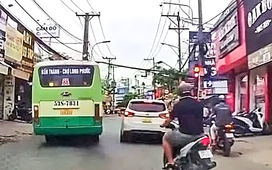 Đình chỉ tài xế và tiếp viên xe buýt do ẩu đả với shipper ở quận 3 - Ảnh 3.