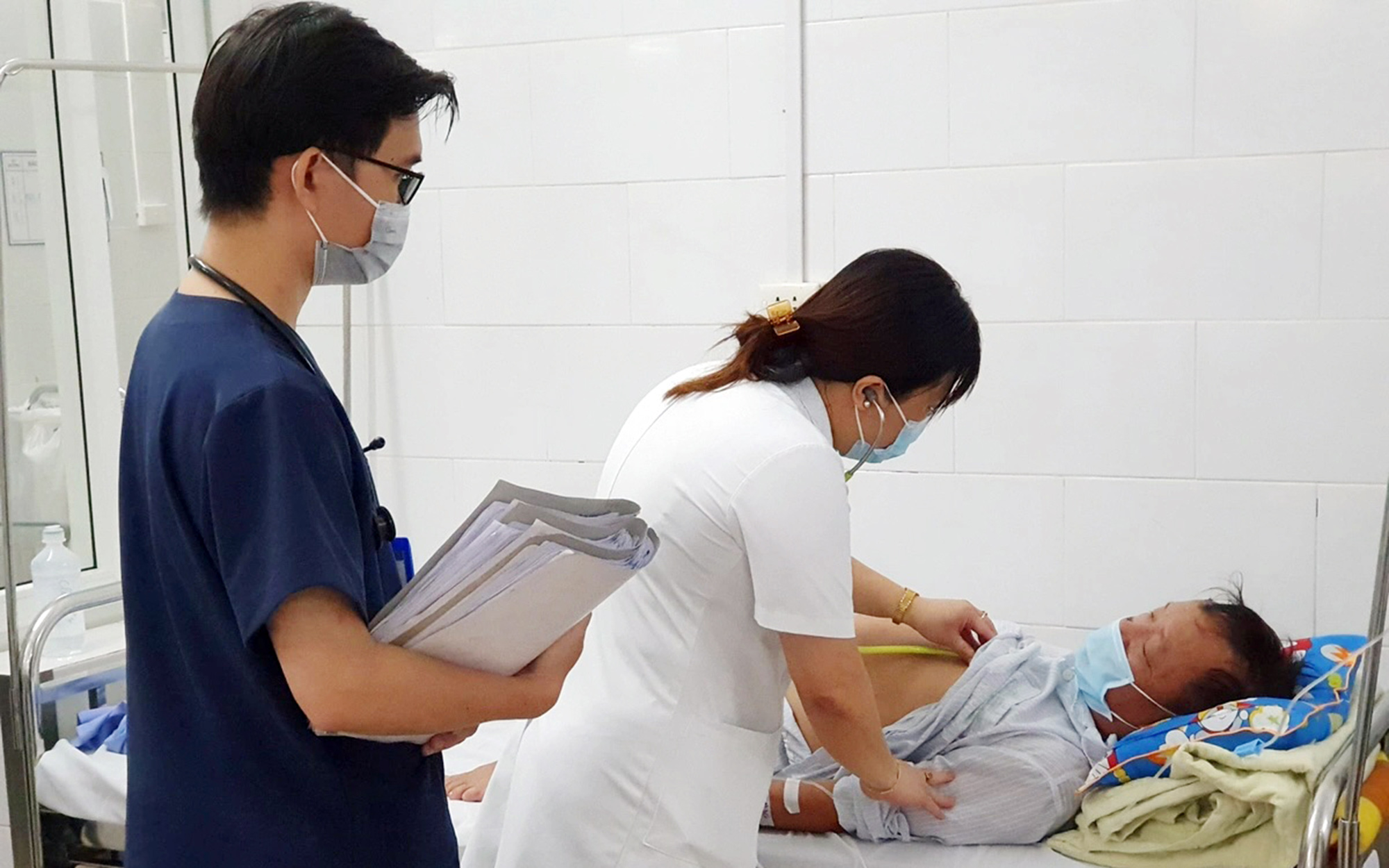 Lo dịch cúm mùa, người dân phố núi đua nhau chích vắcxin - Ảnh 3.