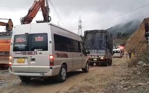 Xe đầu kéo bốc cháy trên đèo An Khê - Ảnh 3.