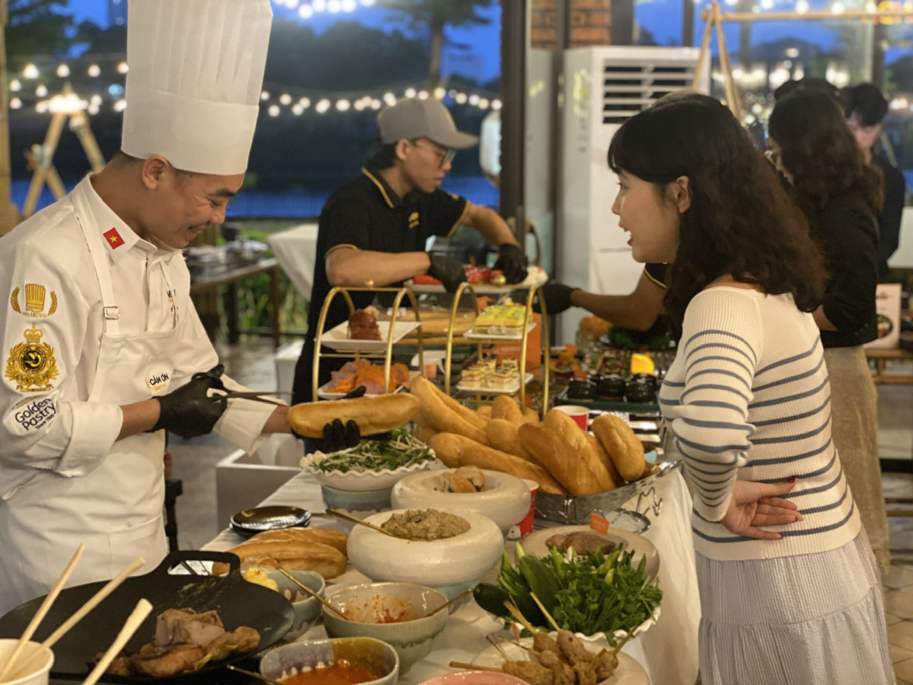 Đà Nẵng công bố tour du lịch ẩm thực, tặng vé du thuyền Aphrodite Sơn Trà 18 triệu đồng cho du khách - Ảnh 1.