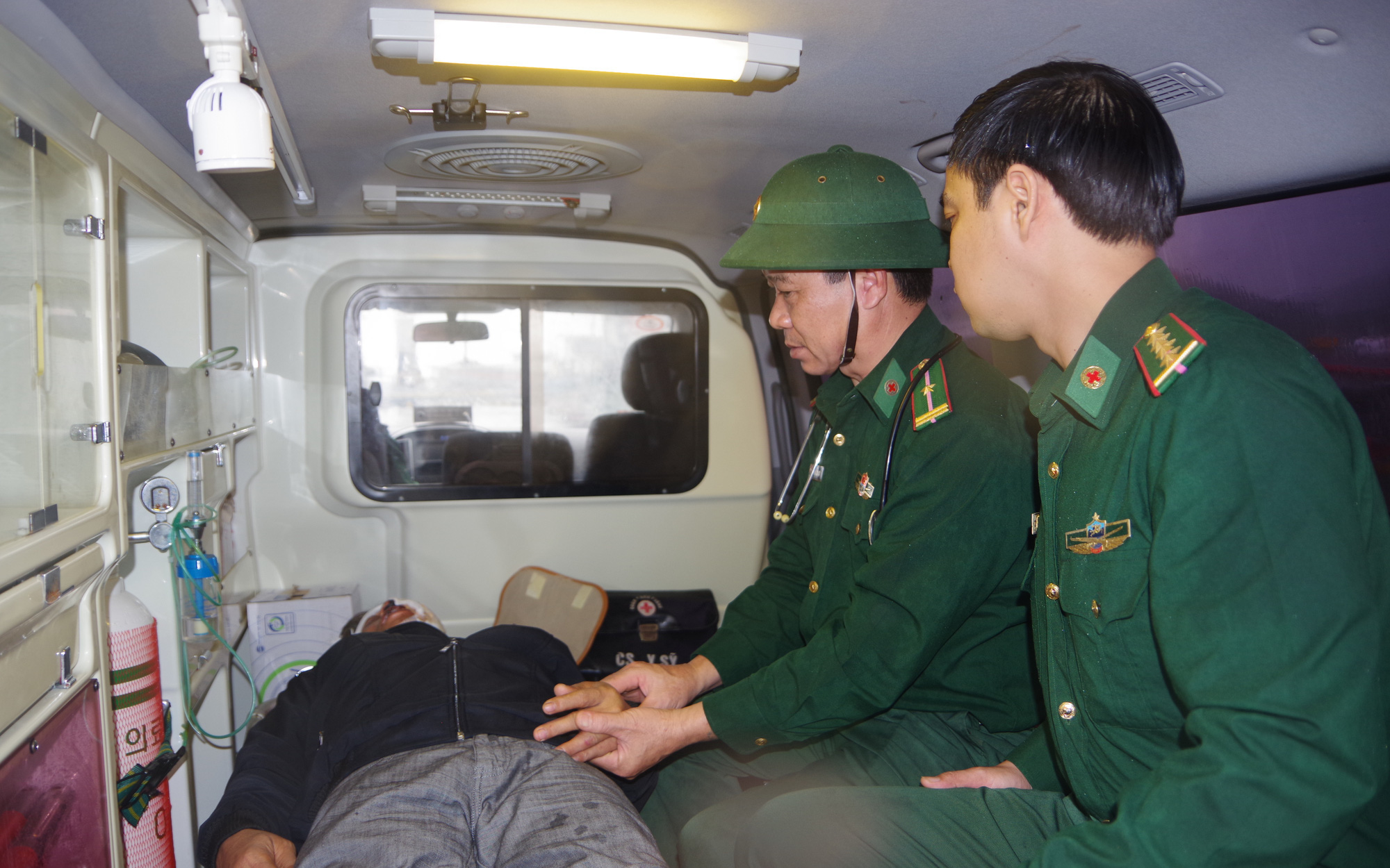 Cứu thuyền viên Hàn Quốc gặp nạn trên biển Nha Trang - Ảnh 2.
