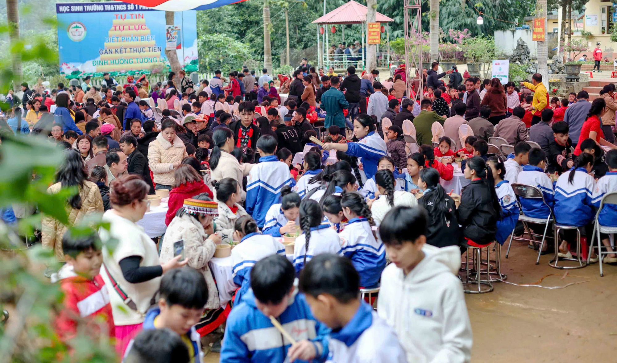 Many people in Lang Nu village tried pho for the first time - Photo 4. Bao người Làng Nủ lần đầu ăn phở - Ảnh 4.