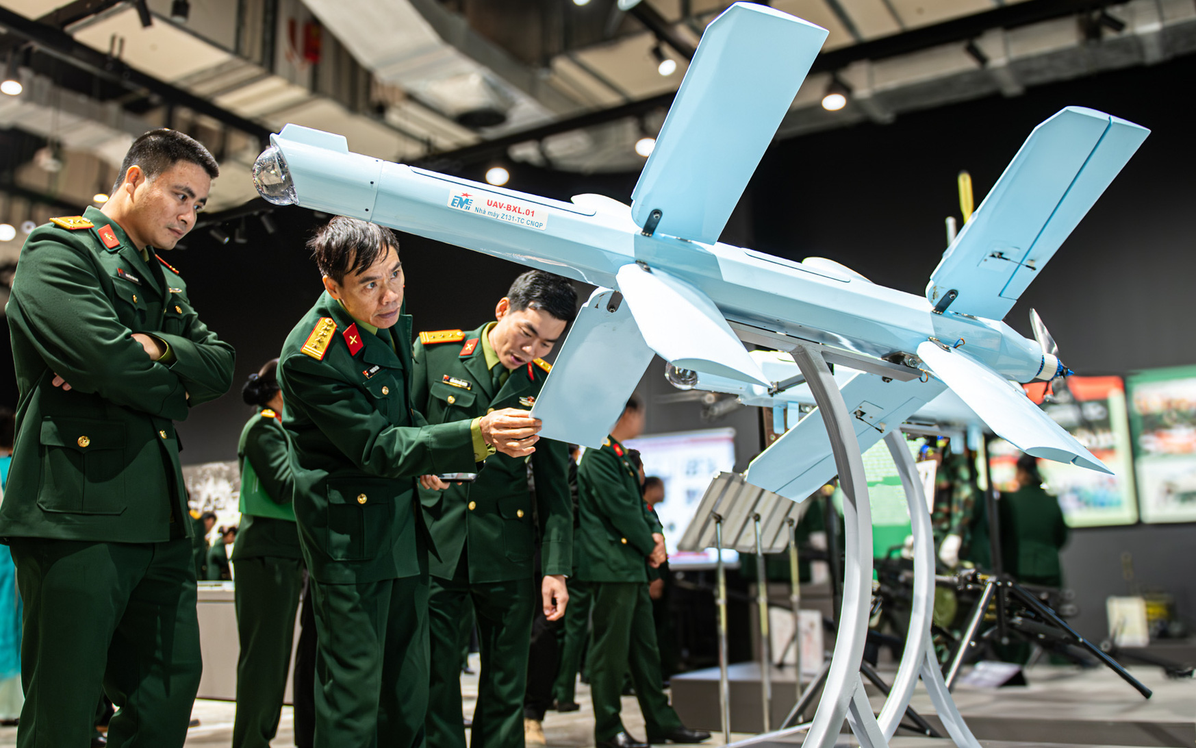 Việt Nam trình làng UAV bay xa 1000km mang theo vũ khí tấn công chính xác cao - Ảnh 10.