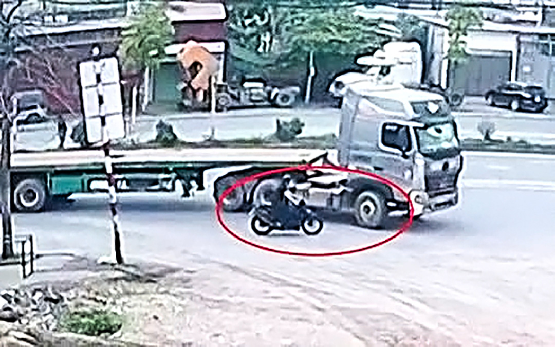 Dừng xe đạp nghe điện thoại, nữ công nhân bị xe khách lùi cán chết - Ảnh 3.