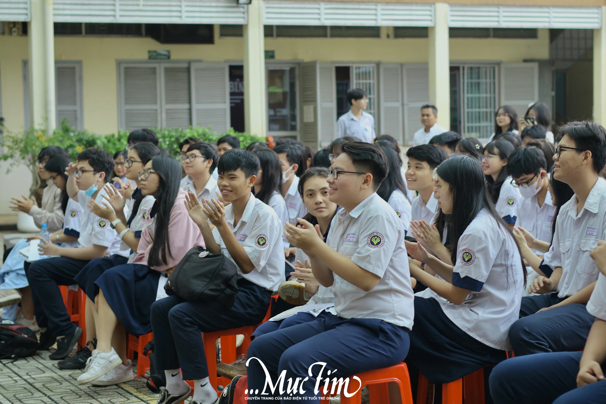 Nhóm học sinh Trường THPT Nguyễn Thái Bình làm khẩu trang than hoạt tính từ lục bình- Ảnh 5.