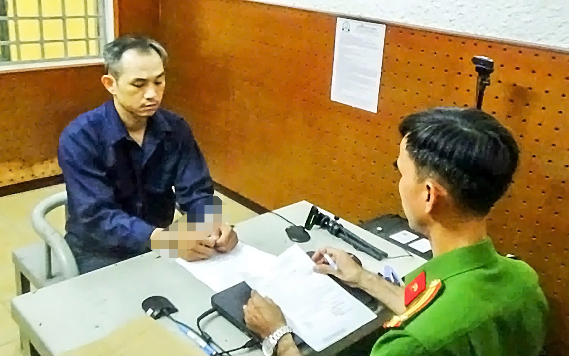 Xác minh clip người đàn ông đi xe máy ép hai người ngã nhào - Ảnh 2.