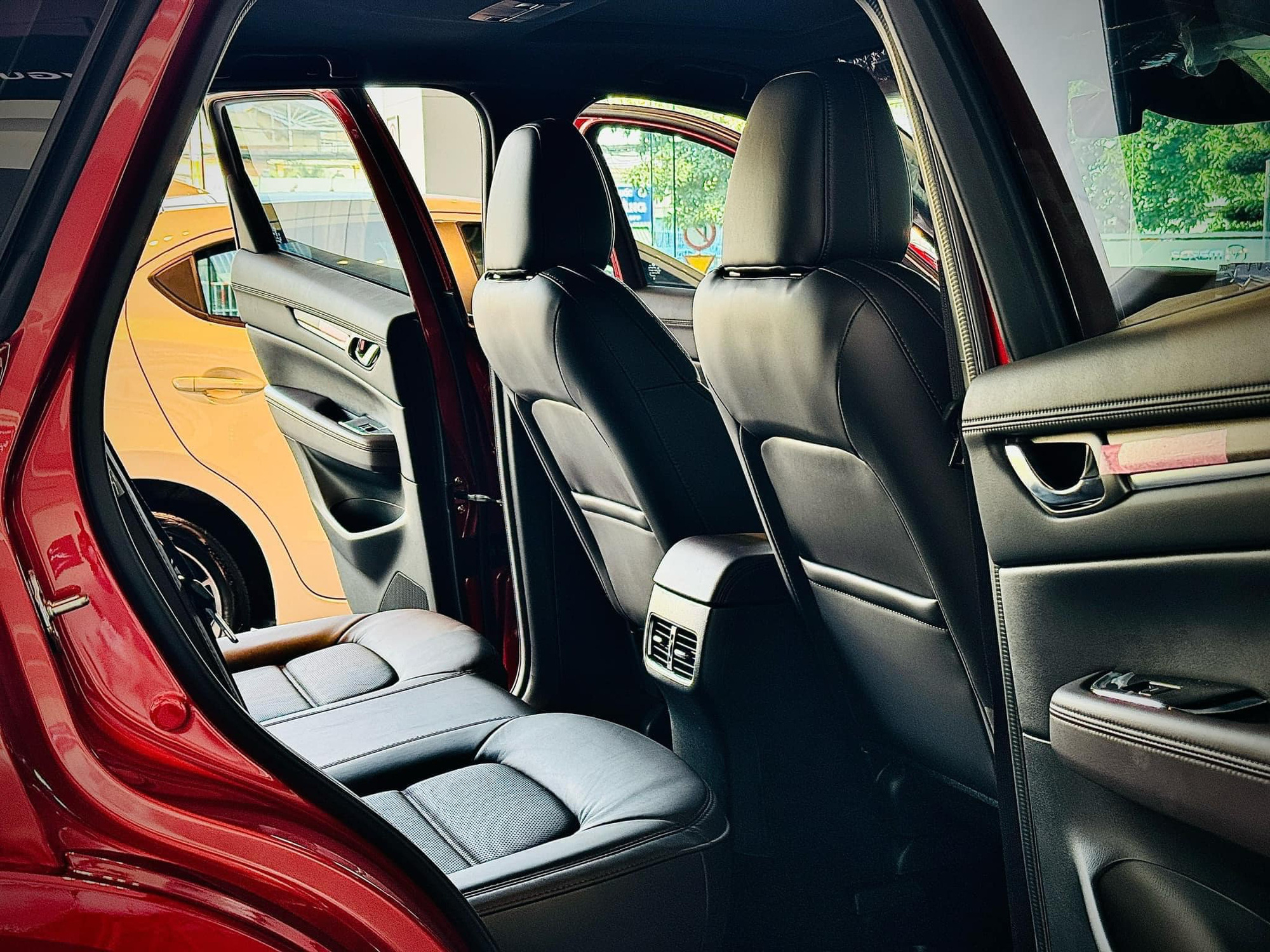 Mazda CX-5 giảm tới 70 triệu tại đại lý, bản giữa SUV C nay còn thấp hơn Toyota Corolla Cross tiêu chuẩn- Ảnh 7. Tin tức giá xe: Mazda CX-5 giảm giá tới 70 triệu tại đại lý, bản cao SUV C giá ngang - Ảnh 7.